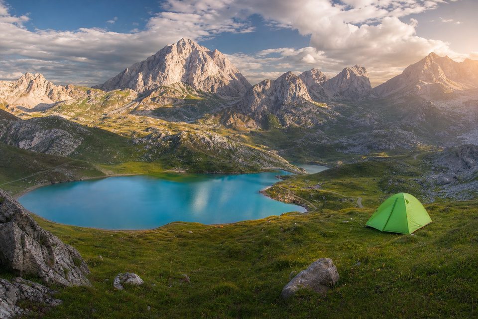 Tienda de campaña en entorno de montaña